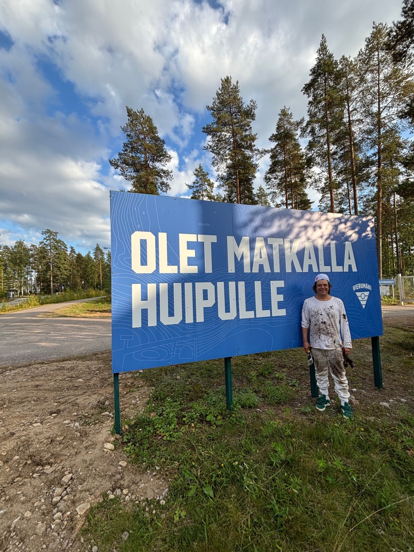 Iloinen maalari itse